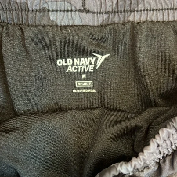 OLD NAVY Active Go-Dry Camo Shorts Size Medium - Picture 3 of 9